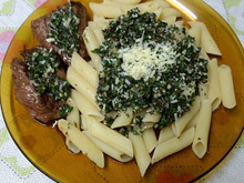 Talharim ao molho pesto e filé mignon