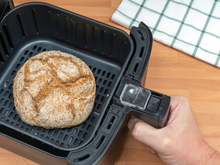 O truque secreto da airfryer para o pão de ontem parecer de uma nova e fresca fornada
