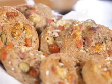 Pão de grãos recheado