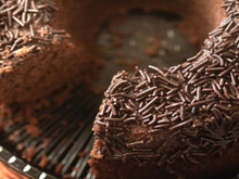 Sempre que faço esse bolo de chocolate de liquidificador do TudoGostoso, não sobre nenhuma fatia: fica pronto em 30 minutos!