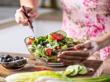 Salada no pote para a semana inteira: como montar para as folhas não murcharem e o tempero não azedar