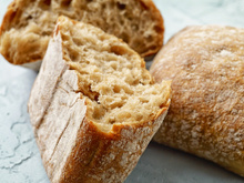 Este é o pão mais fácil do mundo: não precisa sovar e fica fofinho igual de padaria