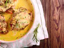 Bisteca de porco ao molho de mostarda