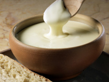 Nem cottage, nem feta: o queijo milenar que viralizou na França parece um creme, tem gosto amanteigado e um diferencial entre os outros queijos