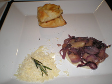 Petit souflê de queijo mascarpone, maçã e cebola caramelizada com frutas silvestre e vinho do Porto
