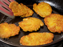 Panquecas de batata sem ralar batatas: modo de preparo é 100 vezes mais rápido e elas ficam macias e cremosas, perfeitas!