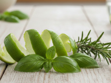 Desde que aprendi a ferver casca de limão, manjericão e alecrim minha casa nunca mais foi a mesma: perfeito para economizar sem abrir mão do bem-estar