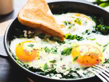 Esse virou meu jantar favorito quando estou com pressa: ovos com espinafre de uma frigideira só