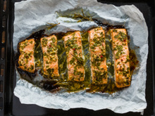 Filé de salmão na manteiga de ervas