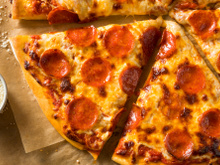 Quem gosta de pizza vai adorar essa versão com massa de pastel: receita fácil fica pronta em menos de 10 minutos