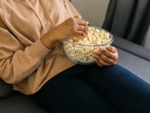 Poucas pessoas sabem, mas essas pipoqueiras em oferta deixam a pipoca igual à do cinema e bem mais saudável