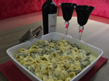 Macarrão ao molho quatro formaggio com tirinhas de filé mignon