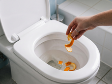 Eu comecei a jogar cascas de laranja no vaso sanitário uma vez por semana depois que descobri esta dica no TudoGostoso
