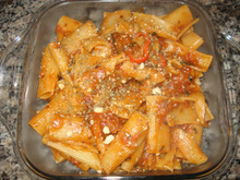 Rigatoni ao molho de tomate e manjericão