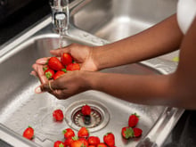 Esses dois ingredientes podem ser inimigos na hora de lavar os alimentos: essa é a explicação e como fazer a higienização do jeito certo