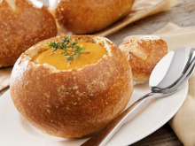 Sopa no pão é irresistível no frio: veja as dicas e receitas do TudoGostoso