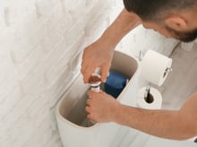 Colocar uma garrafa de plástico no reservatório da privada: para que serve e por que os encanadores experientes recomendam