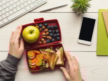 Lanche da tarde no trabalho: o que comer e qual é a melhor maneira para levar em uma lancheira