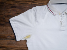 Nem alvejante, nem bicarbonato de sódio: como remover manchas de desodorante de camisas e camisetas
