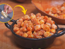 É melhor que pipoca! Esse petisco de queijo coalho crocante é extremamente irresistível e perfeito para um cineminha em casa