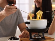 Kit Fondue com 11 peças está com o menor preço do ano para deixar qualquer inverno mais aconchegante