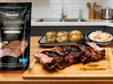 Costelinha suína com batatas e salada coleslaw