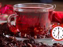 Chá de hibisco à noite ou de jejum: entenda benefícios, como e quando tomar a bebida que ajuda na perda de peso