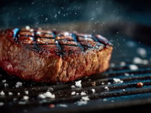 Um punhado de sal grosso na grelha pode mudar seu churrasco: o TudoGostoso explica o motivo