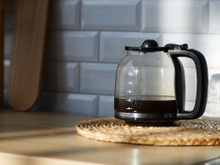 Ela faz o café sozinha! Veja opções de cafeteiras programáveis para acordar com o café prontinho