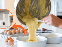 Nunca mais untei a forma do bolo com manteiga e farinha de trigo depois que aprendi esse truque com papel-toalha