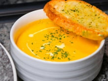 Cozinheiras e avós concordam: "O creme de legumes fica muito melhor e mais saboroso se os legumes forem refogados em azeite antes de serem fervidos e se você evitar adicionar muita água."
