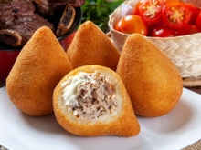 Coxinha com massa de batata e recheio de fraldinha: a melhor versão do salgado que já comi na vida e sempre faço como entrada na ceia de Natal