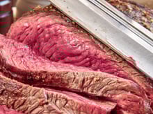 Líquido vermelho da carne não é sangue ou não é? Descubra de uma vez por todas!