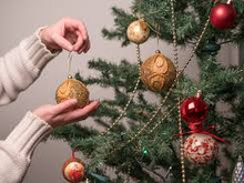 Como fazer um arranjo de bolas de natal em cascata para decorar a sua árvore