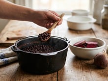 Você ainda cozinha o feijão com beterraba? Entenda por que esse costume brasileiro não é tão indicado por especialistas em nutrição