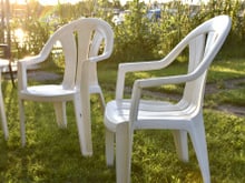 Truque caseiro fácil para manter suas cadeiras de plástico sempre bem limpinhas e muito brilhantes