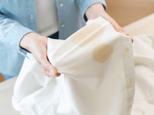 Bicarbonato, papel toalha, ferro de passar e alguns segundos é tudo que você precisa para remover manchas de óleo da roupa