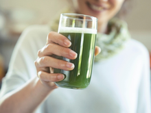 Sou especialista em cozinha prática e garanto: "Esse é o jeito mais fácil de fazer suco verde, é só bater e já sai geladinho"