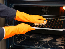 Nem detergente, nem desengordurante: para limpar um forno encrustrado você só precisa desses ingredientes naturais