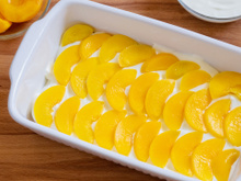 Como preparar uma charlotte com 1 lata de pêssegos em calda e 5 ingredientes: desfrute desta sobremesa cremosa e sem forno
