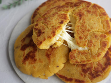 Como fazer arepas de banana-da-terra recheadas com queijo