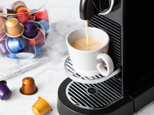 Cuidado ao tomar café de cápsula em casa e eu não estou falando do alumínio