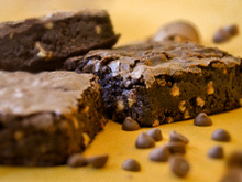 Aprenda de uma vez por todas a preparar o brownie perfeito com casquinha crocante e interior úmido