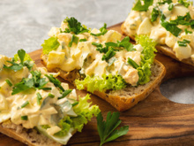 Essa salada de ovos com molho aioli é a opção perfeita para fazer um brunch em casa, muito cremosa e fácil de fazer