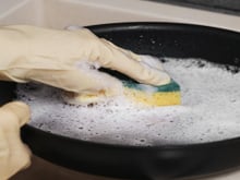Nem vinagre, nem detergente: essa pastinha caseira feita com sabão de coco vai remover as manchas de queimado e deixar suas panelas de alumínio brilhando