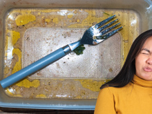 Com quantos anos você descobriu que uma folha de papel-toalha é muito melhor que uma esponja para limpar potes engordurados em segundos?