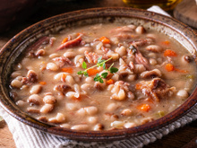 Sou nutricionista e garanto: "Coloque no feijão que ajuda a aliviar inchaço e gases"