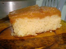 Bolo caramelado de abacaxi