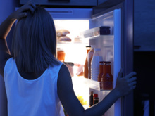 O que significa quando a geladeira faz estalos altos durante a noite?