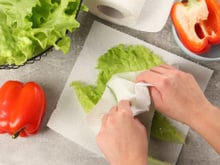 O motivo vai te surpreender: por que algumas pessoas colocam um papel-toalha junto com os vegetais na geladeira?